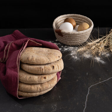 פיתה מקמח מלא – לחם שטוח בריא שטעים גם בלי מילוי