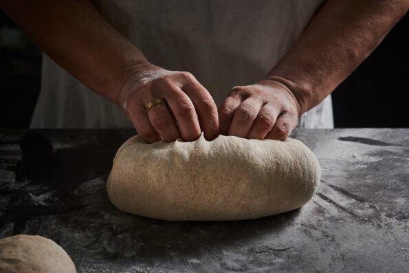 אופה לחם מחמצת במאפייה בכפר סבא