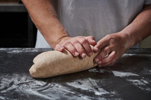 אופה של מאפייה בנתניה - לחם ארטיזן