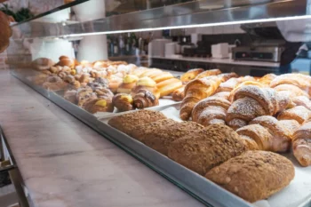 מאפים חמים שנאפים בלחם ארטיזן לאורך כל היום