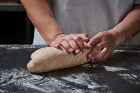 אופה של מאפייה בנתניה - לחם ארטיזן